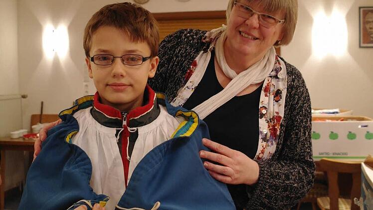 Christian ist mit seinen 10 Jahren schon erfahrener König, er läuft zum dritten Mal mit. "Das Laufen ist zwar anstrengend, macht aber auch Spaß." Er läuft mit, "weil man da Gutes tut". Seine Tante Elli Lummel-Müller kleidet ihn richtig ein. Foto: Stephanie Elm