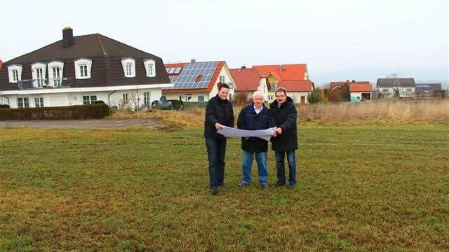 Mit dem Plan (von links Geschäftsstellenleiter Michael Dütsch, Bürgermeister Johann Pfister und Manfred Gawert