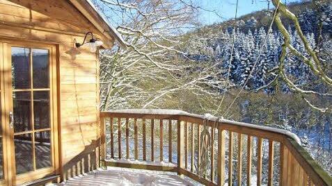 Von der Terrasse gibt es einen schönen Ausblick ins Waizenbachtal. Foto: Stephan Schulze