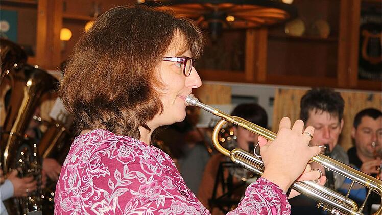 Christine Huppman schwingt im Hauptorchester den Taktstock. Foto Gerd Schaar