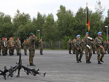 Für das Gelöbnis tragen drei Soldaten der die Truppenfahne in die Mitte des Platzes. Foto: Ulrike Müller