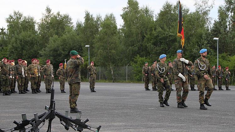 Für das Gelöbnis tragen drei Soldaten der die Truppenfahne in die Mitte des Platzes. Foto: Ulrike Müller