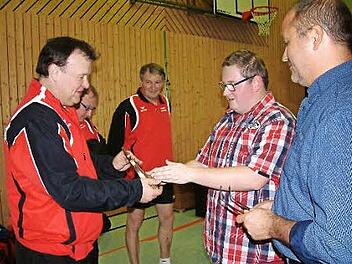 Der Tischtennisspieler Rüdiger Scherbel (links) wurde für seine 25-jährige Treue zum TSV Teuschnitz vom Abteilungsleiter Frederic Pauli und Vorsitzendem Ralf Müller (rechts) ausgezeichnet. Foto: Hans Franz