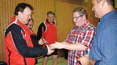 Der Tischtennisspieler Rüdiger Scherbel (links) wurde für seine 25-jährige Treue zum TSV Teuschnitz vom Abteilungsleiter Frederic Pauli und Vorsitzendem Ralf Müller (rechts) ausgezeichnet. Foto: Hans Franz