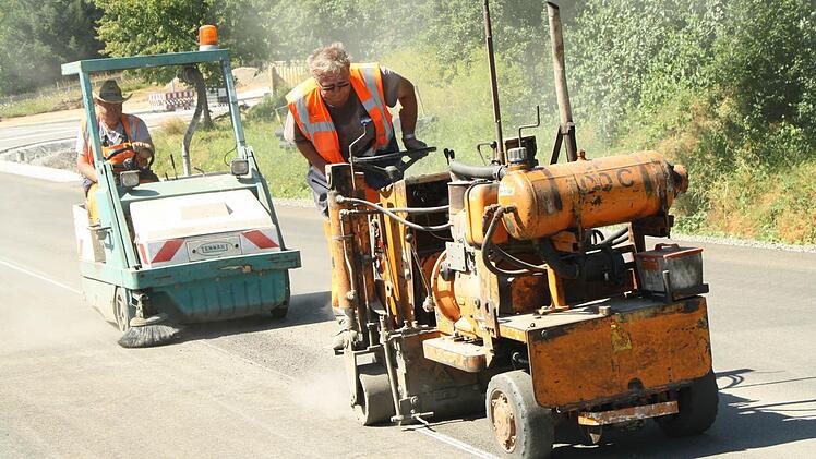 Am Mittwoch wurden die Markierungen auf den Asphalt gebracht. Foto: Paul Ziegler