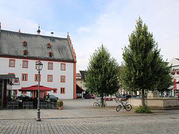 Das alte Rathaus, der Brunnen und der Marktplatz in der Innenstadt in Haßfurt sollen für das erste Haßfurter Marktplatzfest farbig illuminiert werden. Fotos: Ronald Heck