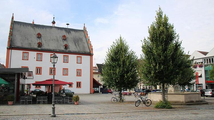 Das alte Rathaus, der Brunnen und der Marktplatz in der Innenstadt in Haßfurt sollen für das erste Haßfurter Marktplatzfest farbig illuminiert werden. Fotos: Ronald Heck
