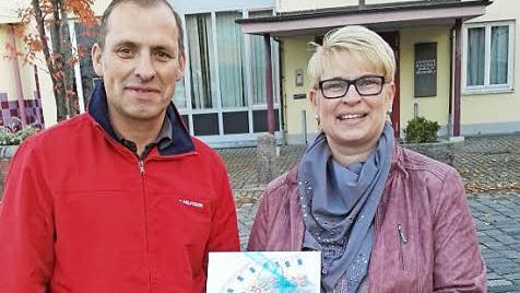 Margit Lamm &uuml;bergab die Spende in Simbach an den Elternbeiratsvorsitzenden Michael Killermann. Foto: Norbert Lamm
