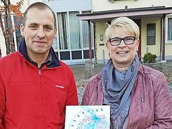 Margit Lamm &uuml;bergab die Spende in Simbach an den Elternbeiratsvorsitzenden Michael Killermann. Foto: Norbert Lamm