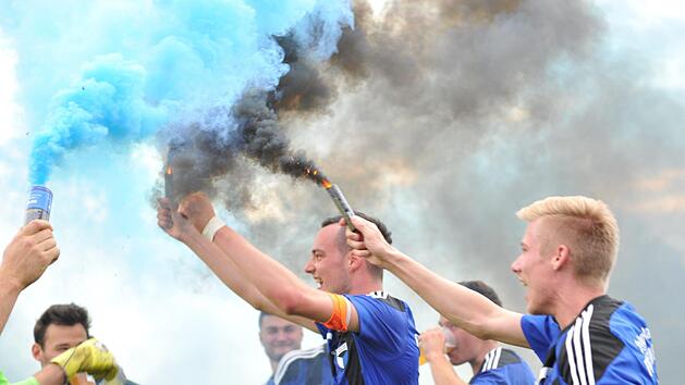 Relegationsspiele sind besonders emotional. Hier feiern Spieler der SpVgg Jahn Forchheim ihren Sieg &uuml;ber den SC Feucht, der den Bayernliga-Aufstieg bedeutete. Foto: Wolfgang Zink
