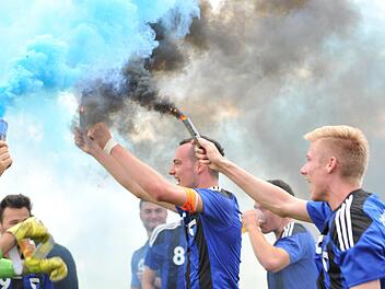 Relegationsspiele sind besonders emotional. Hier feiern Spieler der SpVgg Jahn Forchheim ihren Sieg über den SC Feucht, der den Bayernliga-Aufstieg bedeutete. Foto: Wolfgang Zink