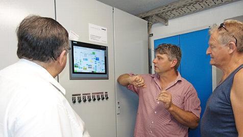 Wasserwart Thomas Burkhard erklärt die Wasserversorgung