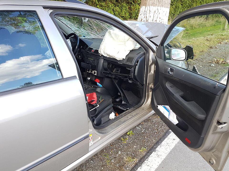 Schwerer Unfall im Landkreis Hof - Auto prallt gegen Baum