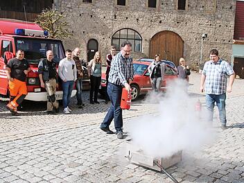 Christoph Henkelmann beim Löschen unter der Anleitung von Rüdiger Knötgen. Foto: Thomas Malz