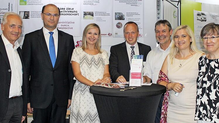 Auf dem Ausstellungsstand von Kronach Creativ (von links): Vereinsvorsitzender Rainer Kober, Staatsminister Albert F&uuml;racker, Projektleiterin Margarita Volk-Lovrinovic, B&uuml;rgermeister Thomas L&ouml;ffler, B&uuml;rgermeister Gerhard Wunder, Staatsministerin Melanie Huml, Regierungspr&auml;sidentin Heidrun Piwernetz Foto: privat