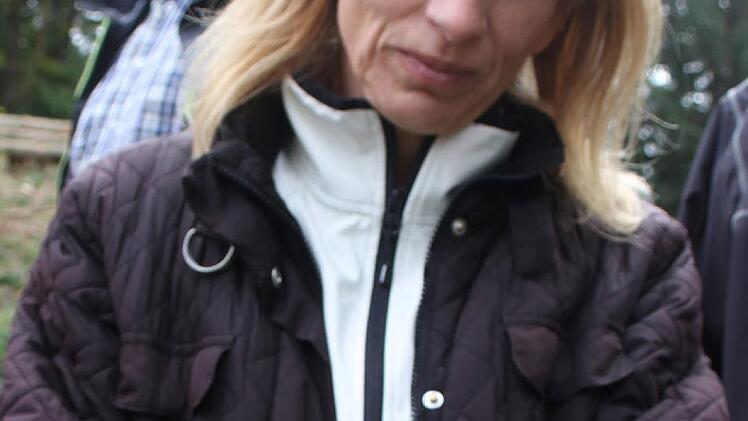 Tanja Brendel vom Amt für Landwirtschaft staunt, wie viele Larven unter der Rinde sind.