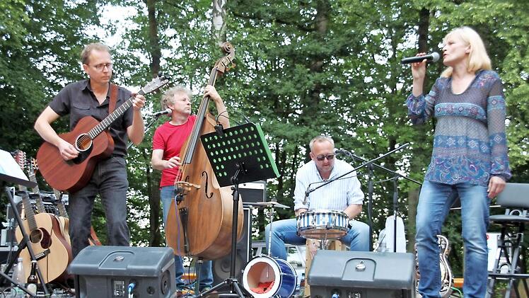 Die Gruppe "Anni & Greg Trio feat. Friends" mit (von links) Gregor Zech, Robert Maier, Andi Winterling und Anja Jungkuntz liebt die Töne. Davon können sich die Besucher am 28. Dezember in der "Kommunbräu" überzeugen. Foto: Stephan Stöckel