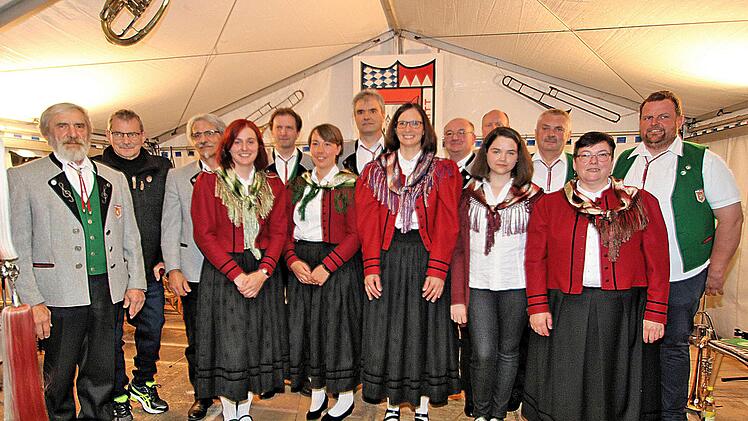 Langjährige Mitglieder wurden mit Ehrennadeln bis nordbayerischen Musikbundes ausgezeichnet.  Foto: Dieter Britz