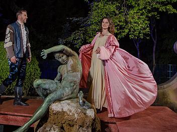 Viel "Action" und viel Romantik ist versprochen. Erst mit  "Shakespeare in Love" (Eva Marianne Berger als  Viola und  Frederik Leberle als der junge Dichter). Dann  mit dem Ballett  von Mark McClain "Ein  Sommernachtstraum". Sylvain Guillot