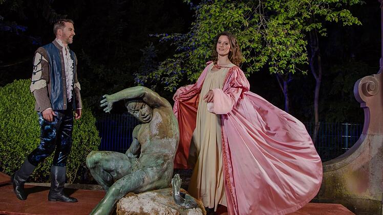 Viel "Action" und viel Romantik ist versprochen. Erst mit  "Shakespeare in Love" (Eva Marianne Berger als  Viola und  Frederik Leberle als der junge Dichter). Dann  mit dem Ballett  von Mark McClain "Ein  Sommernachtstraum". Sylvain Guillot