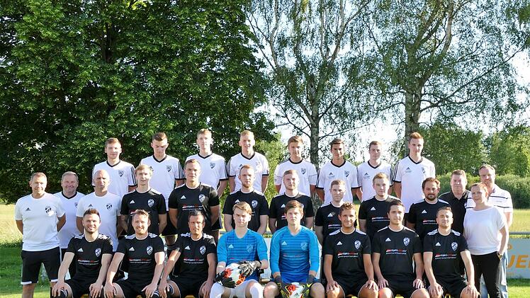 Das Aufgebot des TSV Sonnefeld für die Bezirksliga-Saison 2019/2020 (obere Reihe von links): Leon Blinzler, Timo Salaske, Christoph Kluck, Klaus Puff, Noah Büchner, Tobias Bayersdorfer, Paul Pleiner und Benedikt Usbeck; (mittlere Reihe von links): Trainer Heiko Schröder, Torwarttrainer Andreas Riedel, Co-Trainer Benjamin Demel, Sebastian Kunick, Niclas Jacob, Fabian Schneider, Tim Knoch, Patrick Wittmann, Simon Hummel, Toni Graf, Spielleiter Ralf Wagner, Sponsor Andreas Marr, Physiotherapeuti...