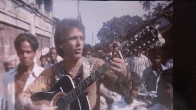 Die Gitarre hatte der junge Flugbegleiter immer dabei, hier in Colombo.