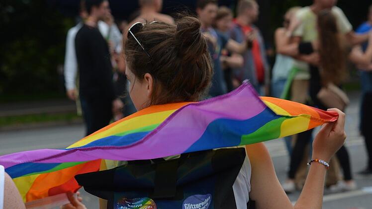 Die Prideflage seht für Vielfalt der LGBTQIA+ Community.
