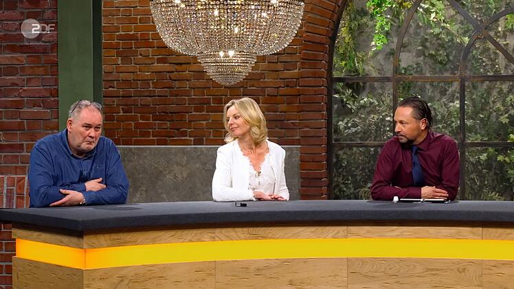 "Dass ich als FC-Fan so was kaufe ...", war Walter Lehnertz (links, mit Susanne Steiger und Wolfgang Pauritsch) über sich selbst überrascht.
