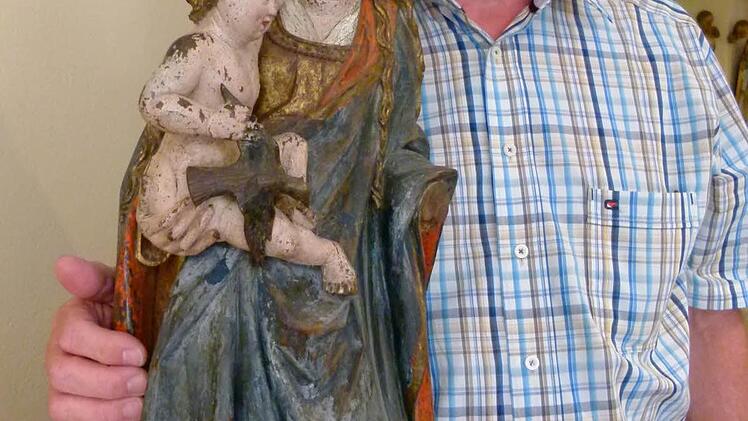 Kunsth&auml;ndler Walter Senger  mit einer oberrheinischen Marienfigur um  1500