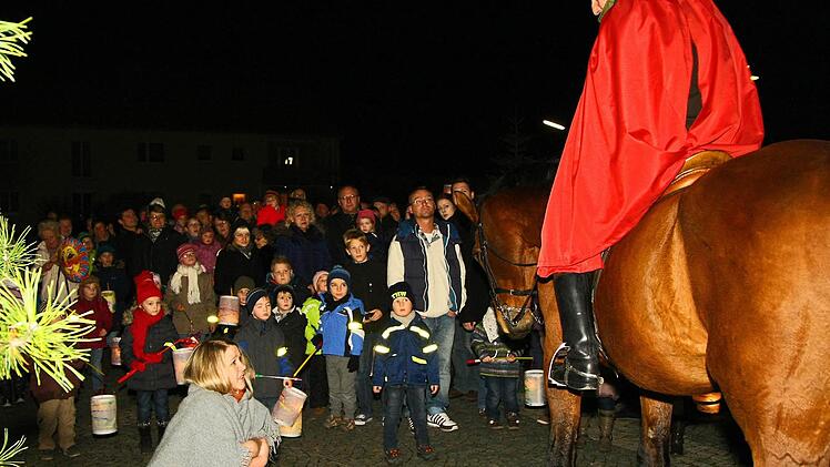 Volker Pohl auf seinem Pferd Siegfried und Kathrin Dinkel spielten am Freitagabend die Geschichte des Heiligen Martin für die Kinder der Kita Kreuzkirche nach. Foto: Monika Limmer