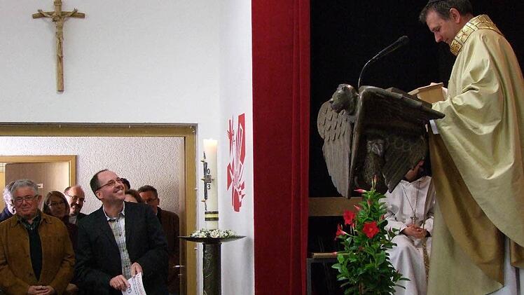 Pfarrer Göttke dankt dem Kirchenpfleger Paul Schug, der sich hervorragend für die Umgestaltung des neuen Kirchenraumes engagiert hatte.