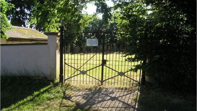 Blick durchs Tor des Judenfriedhofes