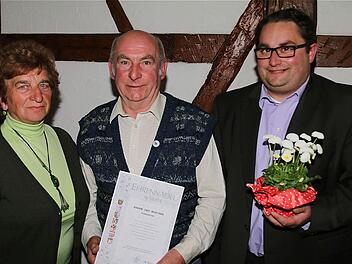 Irmgard Heinrich und Markus Stockmann gratulierten Leo Wüscher (Mitte) zur 25-jährigen Mitgliedschaft. Foto: Gerd Schaar