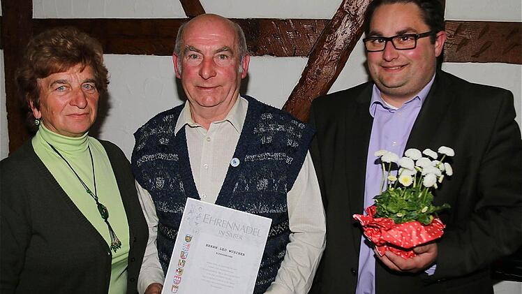 Irmgard Heinrich und Markus Stockmann gratulierten Leo Wüscher (Mitte) zur 25-jährigen Mitgliedschaft. Foto: Gerd Schaar