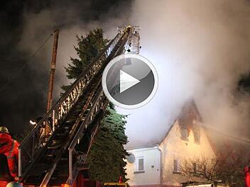 Komplett in Brand steht dieses Haus in Brünn. Foto: Heike Beudert