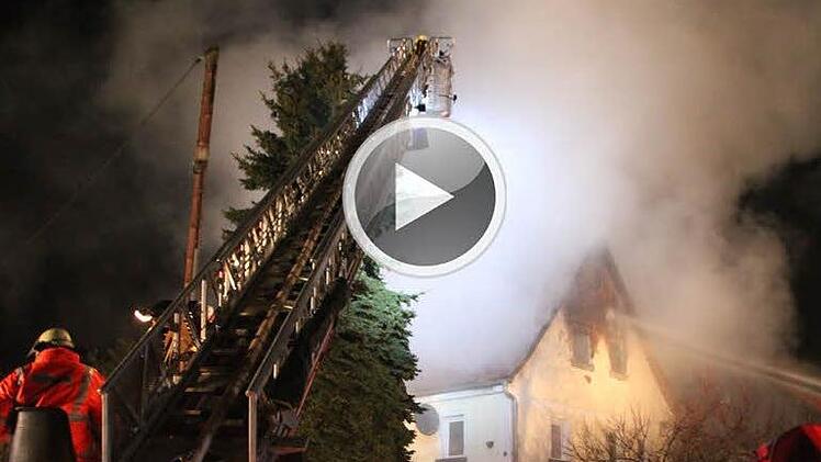 Komplett in Brand steht dieses Haus in Brünn. Foto: Heike Beudert
