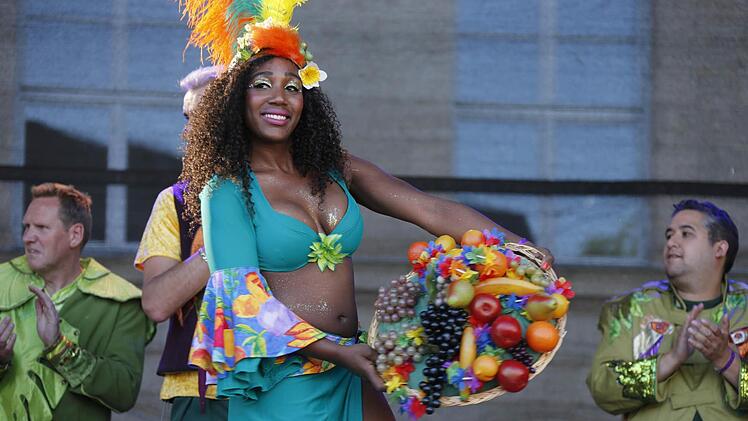 Farbenpr&auml;chtig und stimmungsvoll: Impressionen vom Coburger Samba-Festival.Foto: Matthias Hoch