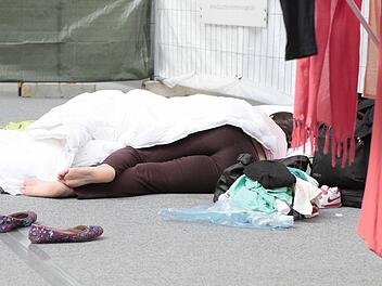 Die Ruhe nach der Flucht: Diese Frau erholt sich in der Dreifachturnhalle der Realschule von den Strapazen der tagelangen Reise. Insgesamt haben 51 Menschen aus neun Nationen, vor allem Syrer, in Kulmbach Obdach bekommen. Fotos: Jochen Nützel