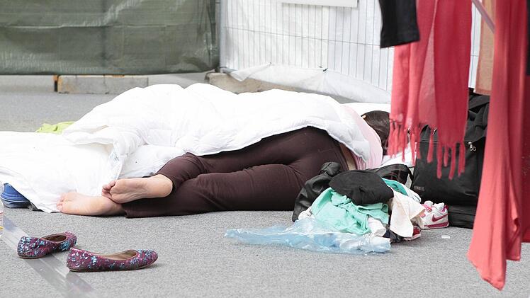 Die Ruhe nach der Flucht: Diese Frau erholt sich in der Dreifachturnhalle der Realschule von den Strapazen der tagelangen Reise. Insgesamt haben 51 Menschen aus neun Nationen, vor allem Syrer, in Kulmbach Obdach bekommen. Fotos: Jochen Nützel