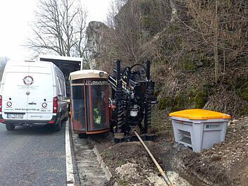 Am Behringersmühler Berg werden Glasfaserkabel für den Breitbandausbau verlegt. Foto: Thomas Weichert