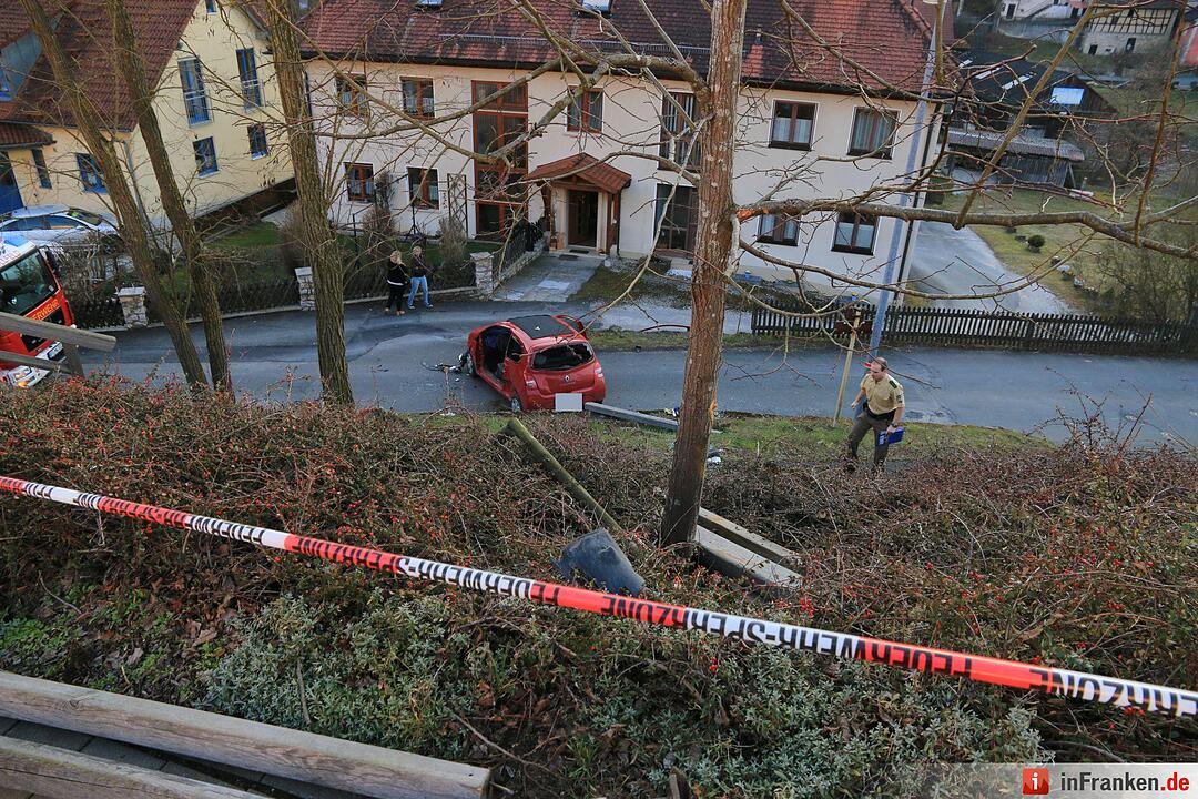 Pkw überschlägt sich in Hollfeld