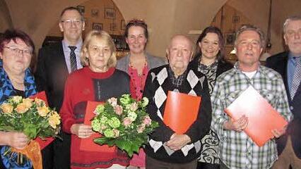 Der SPD-Ortsverein Coburg/Mitte ehrte f&uuml;r langj&auml;hrige Treue zur Partei: v. l. Christine Liebst, B&uuml;rgermeister Thomas Nowak, Sonja Freytag, Vorsitzende Peggy Hoffmann, Karl-Heinz Lutz, Doris Aschenbrenner, Gyula Takacs und OB Norbert Tessmer.  Foto: Martin Koch