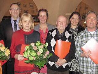 Der SPD-Ortsverein Coburg/Mitte ehrte für langjährige Treue zur Partei: v. l. Christine Liebst, Bürgermeister Thomas Nowak, Sonja Freytag, Vorsitzende Peggy Hoffmann, Karl-Heinz Lutz, Doris Aschenbrenner, Gyula Takacs und OB Norbert Tessmer.  Foto: Martin Koch