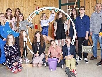 Die Präsentation der Abschlussarbeiten zeigte wie vielfältig und kreativ die Montessorischüler sind. Mit im Bild die Lehrkräfte Lisa Schmalen und Christian Dünisch.  Foto: Marion Eckert