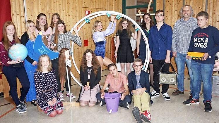 Die Präsentation der Abschlussarbeiten zeigte wie vielfältig und kreativ die Montessorischüler sind. Mit im Bild die Lehrkräfte Lisa Schmalen und Christian Dünisch.  Foto: Marion Eckert