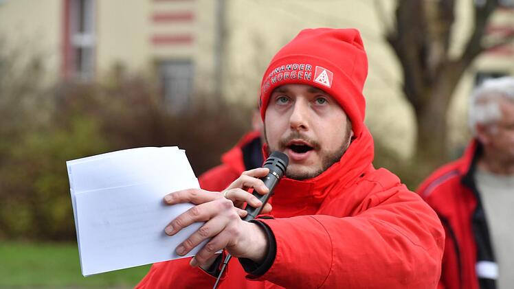 Gewerkschaftssekretär Benjamin Oster spricht. Foto:Ronald Rinklef