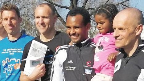 Das erfolgreiche Team des TV 48 Coburg (von links): Timo Gieck, J&uuml;rgen Wittmann, Addisu Tulu Wodajo mit Tochter und Wolfgang Thiem. - Es fehlt: Robert Hammer. Foto: privat