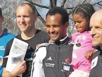 Das erfolgreiche Team des TV 48 Coburg (von links): Timo Gieck, Jürgen Wittmann, Addisu Tulu Wodajo mit Tochter und Wolfgang Thiem. - Es fehlt: Robert Hammer. Foto: privat