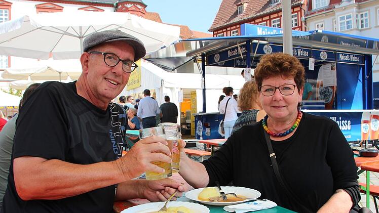 Hildegard Mogalle freut sich &uuml;ber ein kochfreies Wochenende. Mit ihrem Mann Rudi Dengel genie&szlig;t sie die Coburger Kl&ouml;&szlig;e, die es bei dem Ehepaar sonst nur selten gibt. Am liebsten isst sie dazu Rahmbraten mit Pfifferlingen, oder wie hier ganz klassisch: Rinderbraten.Marieke Fiala