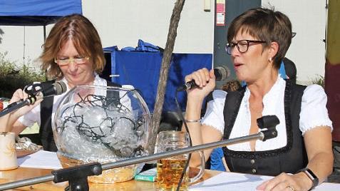 Die "Tratschtanten" Claudia G&ouml;ssele (links) und Sylvia Schulthei&szlig; schauten in die Glaskugel, nahmen sich bei der Kirchweihpredigt selbst auf die Schippe und sprachen auch aktuelle Themen an. Foto: M. Stelzner